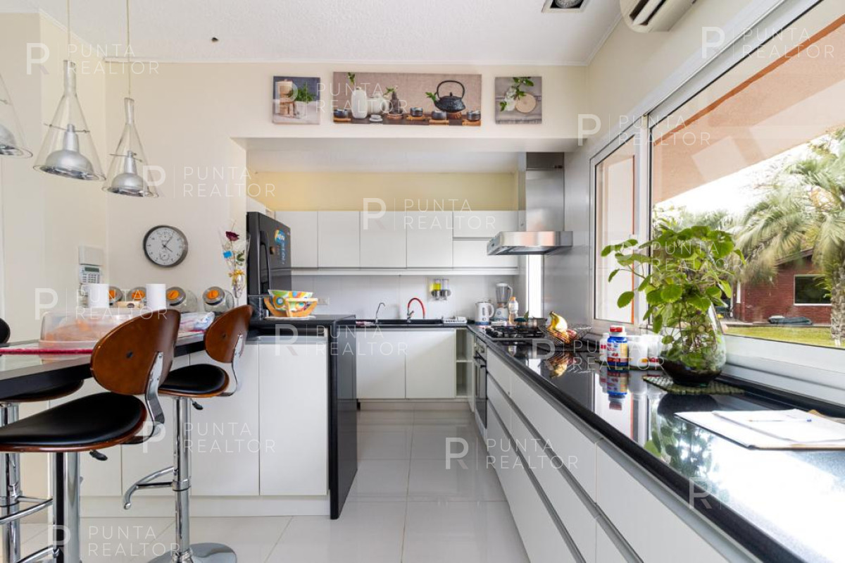 Casa ID.1199 - Excelente casa en alquiler anual 5 dormitorios y pileta climatizada, Punta del Este, Uruguay