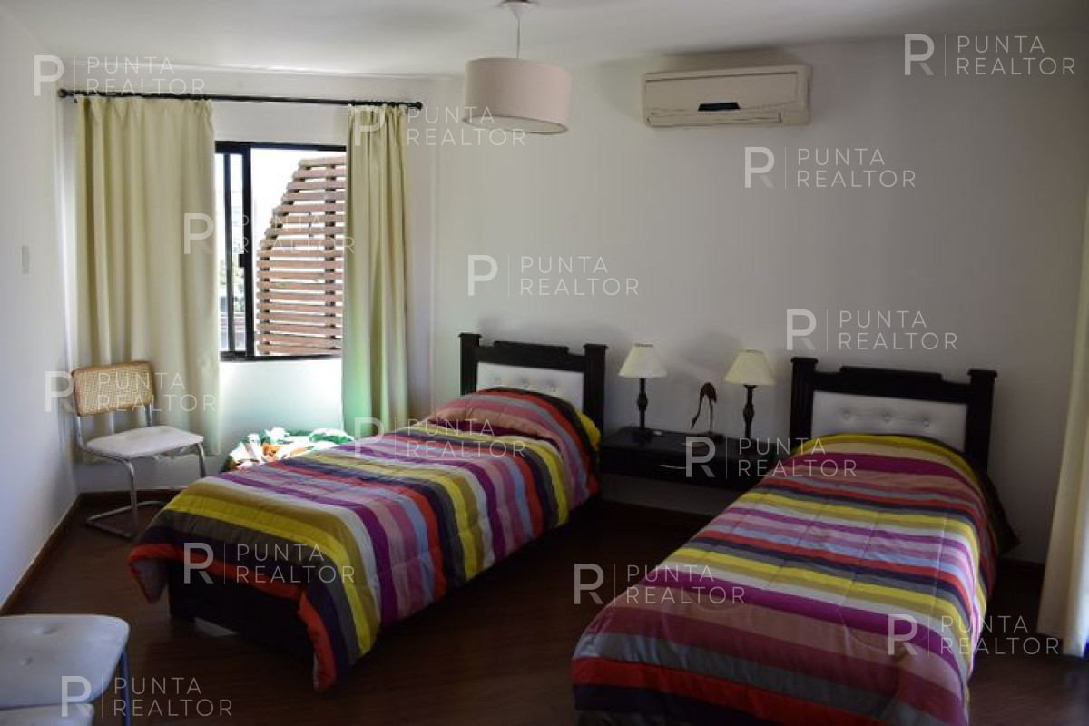 Casa ID.639 - Mansa, Paradas, a 1 cuadra del mar con piscina, 3 dormitorios, suite, 3 baños