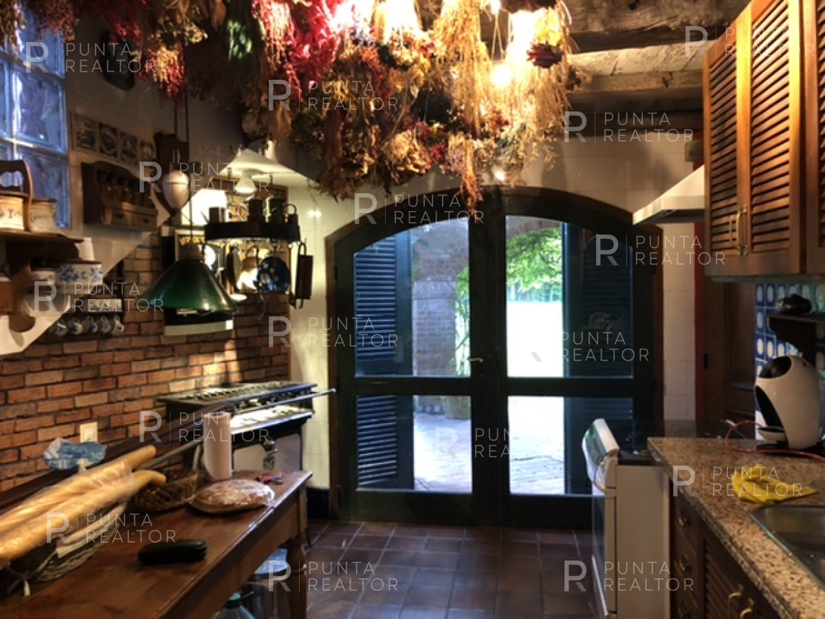 Casa ID.364 - Casa en alquiler anual en Playa Mansa excelente ubicación, super amplia