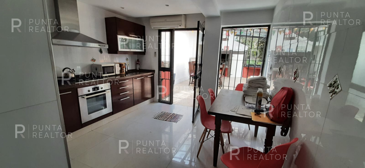 Casa ID.828 - Casa en alquiler 3 dormitorios, 2 suites, servicio, barbacoa, jardines, Montevideo Uruguay