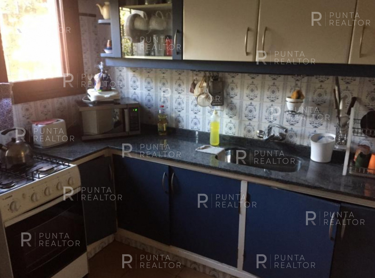 Casa ID.131 - Las Delicias, casa de dos dormitorios para 7 personas, 2 dormitorios y servicio, jardín, parrillero techado. cochera, a 3 cuadras de la playa