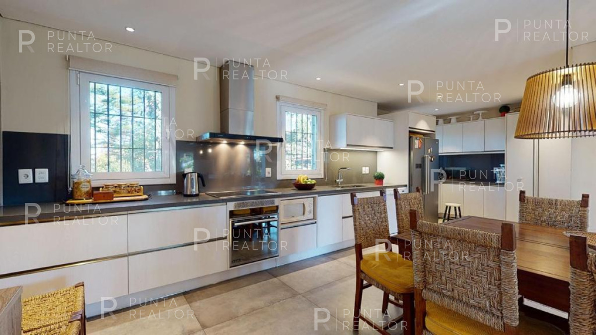 Casa ID.1368 - Excelente casa en alquiler Playa Mansa con pileta, Punta del Este, Uruguay