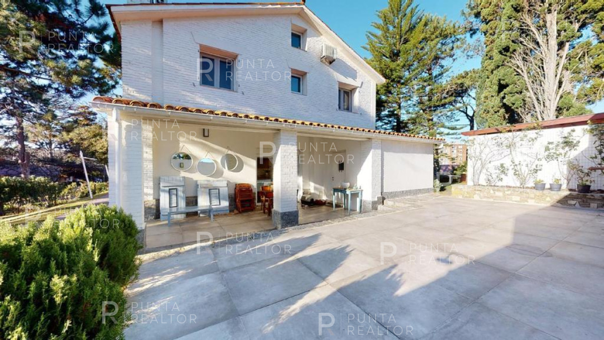 Casa ID.1368 - Excelente casa en alquiler Playa Mansa con pileta, Punta del Este, Uruguay