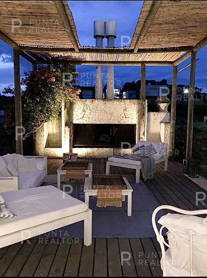 Casa ID.299 - Montoya, frente al mar, 4 suites, dependencia, living, cocina, lavadero, deck, parrillero, alarma, piscina.
