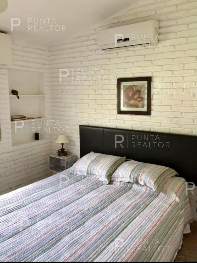 Casa ID.131 - Las Delicias, casa de dos dormitorios para 7 personas, 2 dormitorios y servicio, jardín, parrillero techado. cochera, a 3 cuadras de la playa