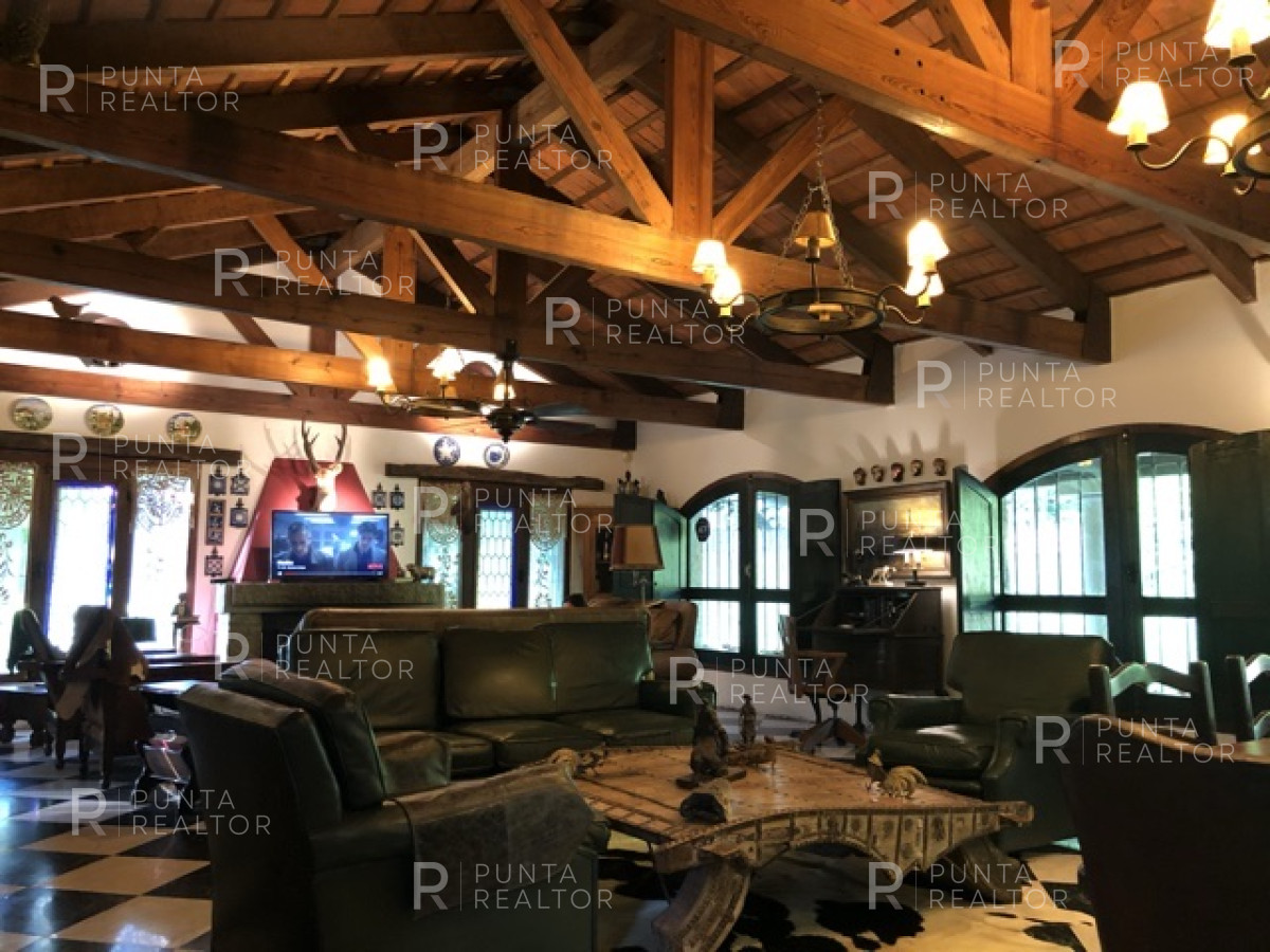 Casa ID.364 - Casa en alquiler anual en Playa Mansa excelente ubicación, super amplia