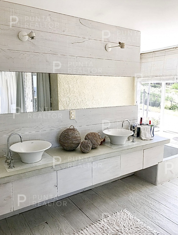 Casa ID.299 - Montoya, frente al mar, 4 suites, dependencia, living, cocina, lavadero, deck, parrillero, alarma, piscina.