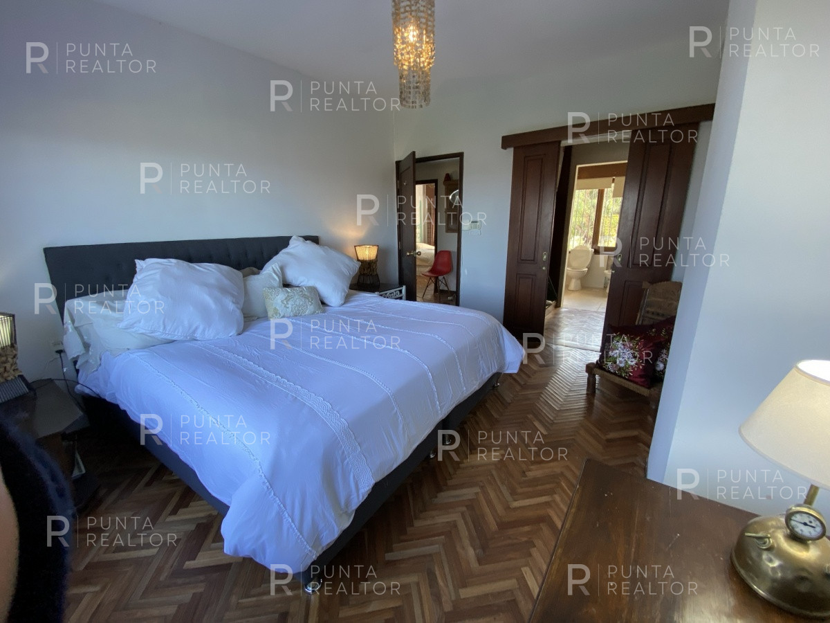 Casa ID.828 - Casa en alquiler 3 dormitorios, 2 suites, servicio, barbacoa, jardines, Montevideo Uruguay