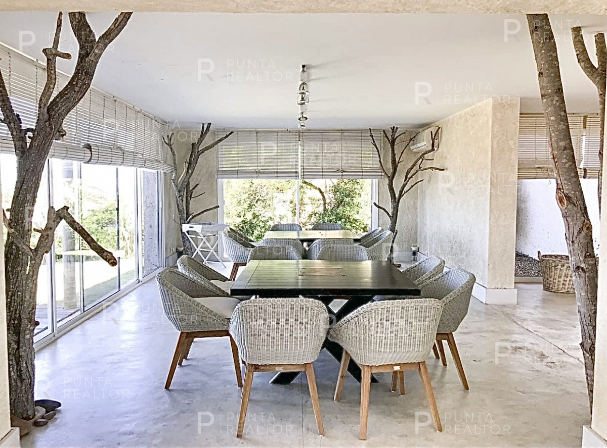Casa ID.299 - Montoya, frente al mar, 4 suites, dependencia, living, cocina, lavadero, deck, parrillero, alarma, piscina.