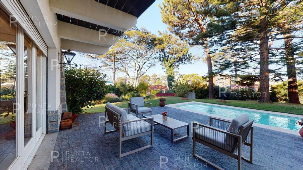 Casa ID.1368 - Excelente casa en alquiler Playa Mansa con pileta, Punta del Este, Uruguay