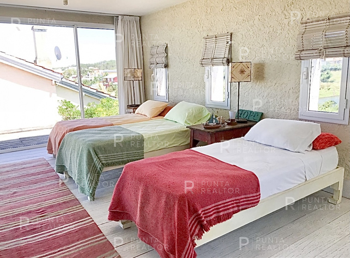 Casa ID.299 - Montoya, frente al mar, 4 suites, dependencia, living, cocina, lavadero, deck, parrillero, alarma, piscina.