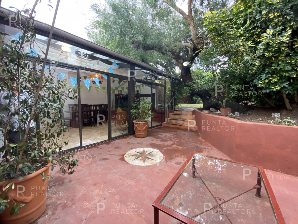 Casa ID.828 - Casa en alquiler 3 dormitorios, 2 suites, servicio, barbacoa, jardines, Montevideo Uruguay