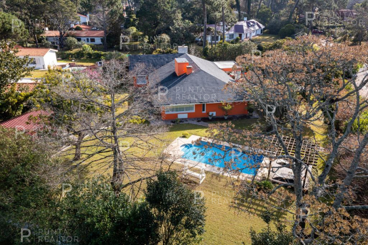 Casa ID.1199 - Excelente casa en alquiler anual 5 dormitorios y pileta climatizada, Punta del Este, Uruguay