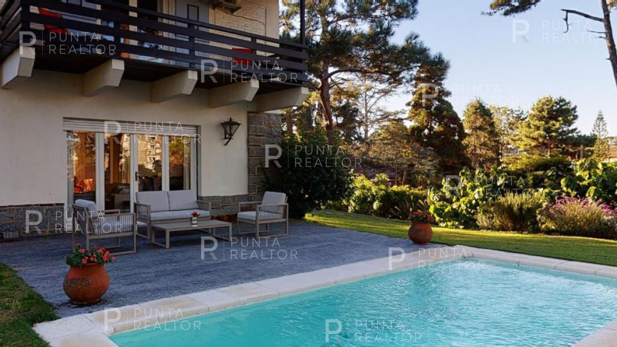Casa ID.1368 - Excelente casa en alquiler Playa Mansa con pileta, Punta del Este, Uruguay