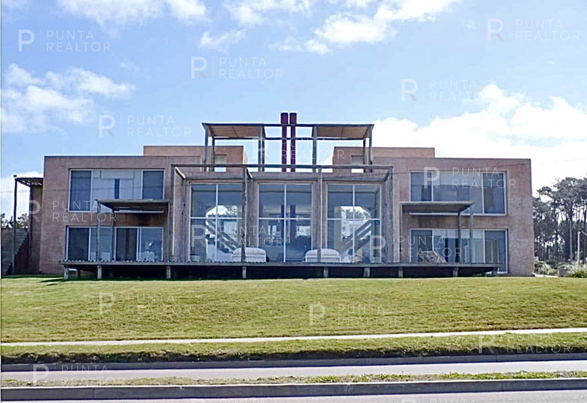 Casa ID.299 - Montoya, frente al mar, 4 suites, dependencia, living, cocina, lavadero, deck, parrillero, alarma, piscina.
