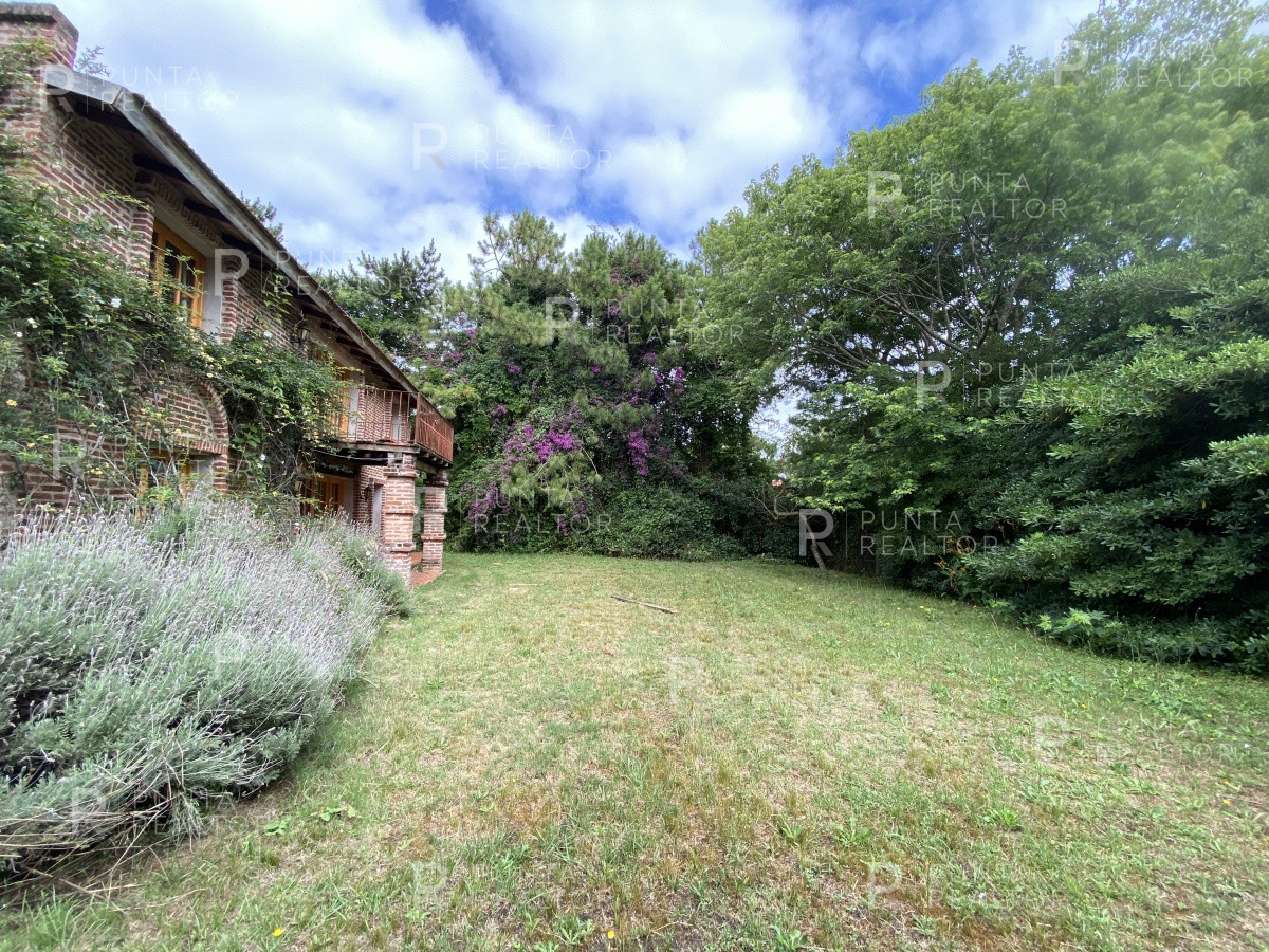 Casa ID.887 - Casa alquiler 6 dormitorios La Barra, Punta del Este, Uruguay