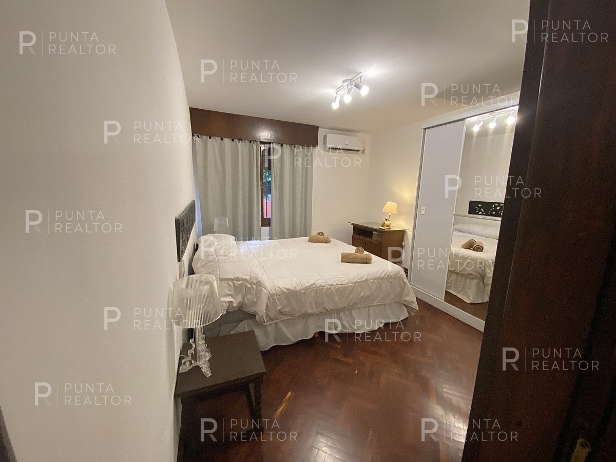 Casa ID.828 - Casa en alquiler 3 dormitorios, 2 suites, servicio, barbacoa, jardines, Montevideo Uruguay