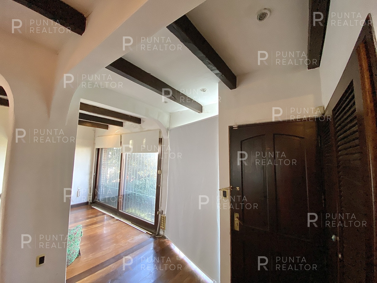 Casa ID.828 - Casa en alquiler 3 dormitorios, 2 suites, servicio, barbacoa, jardines, Montevideo Uruguay