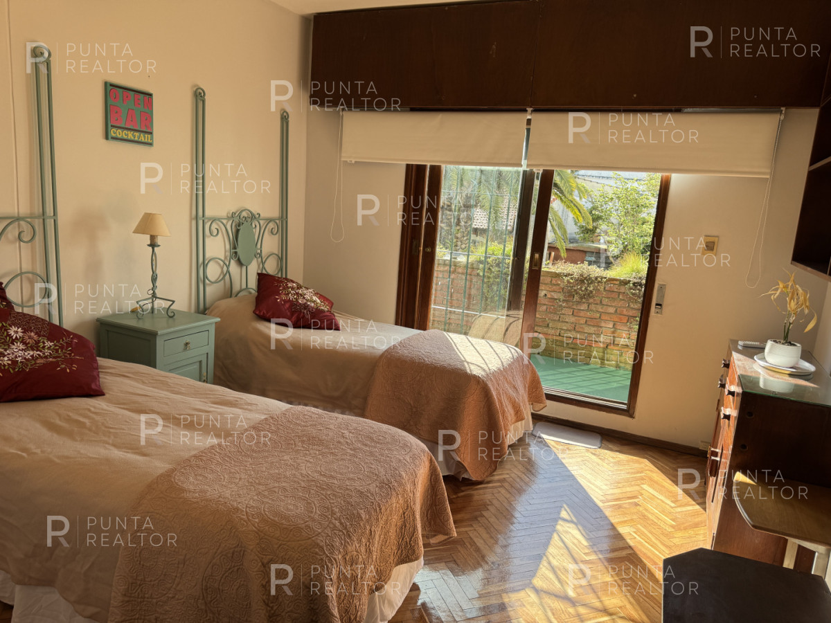 Casa ID.828 - Casa en alquiler 5 dormitorios, 3 suites, servicio, barbacoa, jardines, Montevideo Uruguay