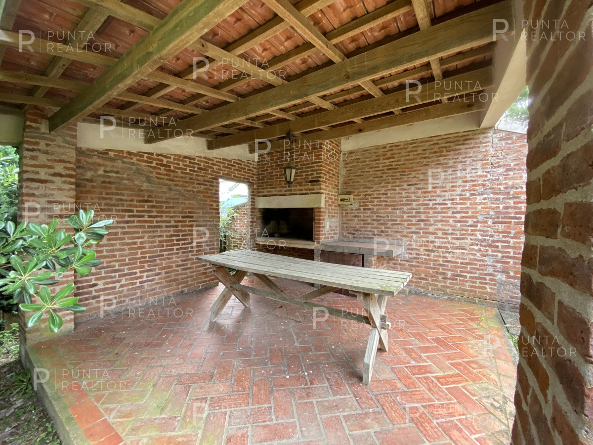 Casa ID.887 - Casa alquiler 6 dormitorios La Barra, Punta del Este, Uruguay