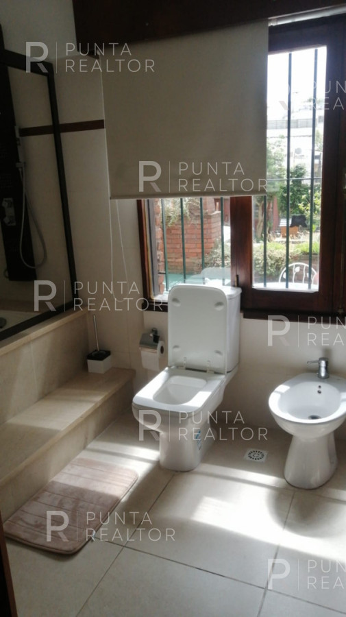 Casa ID.828 - Casa en alquiler 5 dormitorios, 3 suites, servicio, barbacoa, jardines, Montevideo Uruguay