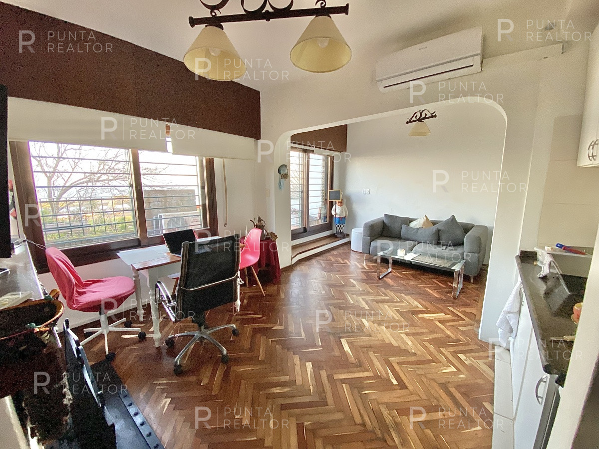 Casa ID.828 - Casa en alquiler 3 dormitorios, 2 suites, servicio, barbacoa, jardines, Montevideo Uruguay