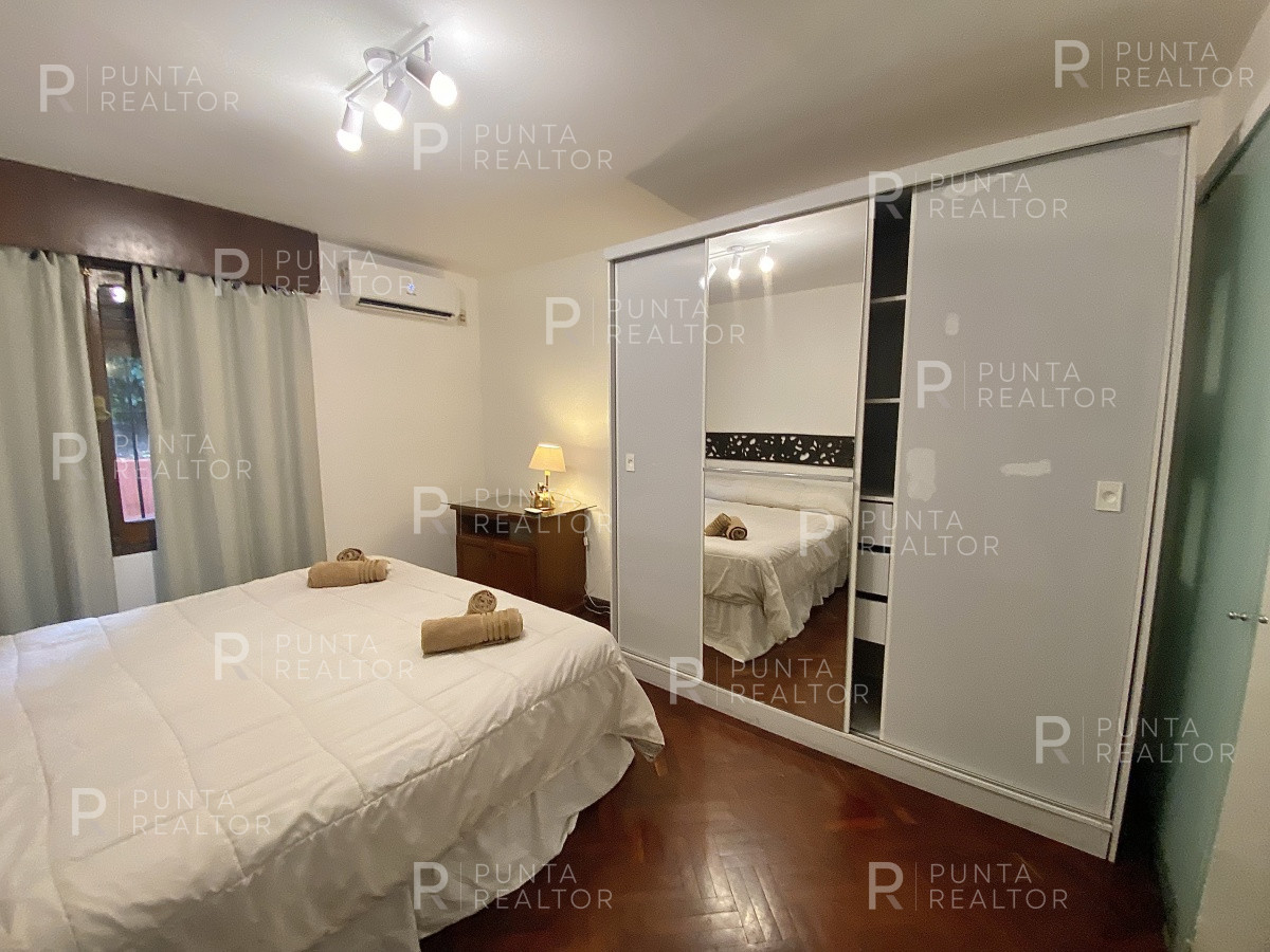 Casa ID.828 - Casa en alquiler 3 dormitorios, 2 suites, servicio, barbacoa, jardines, Montevideo Uruguay