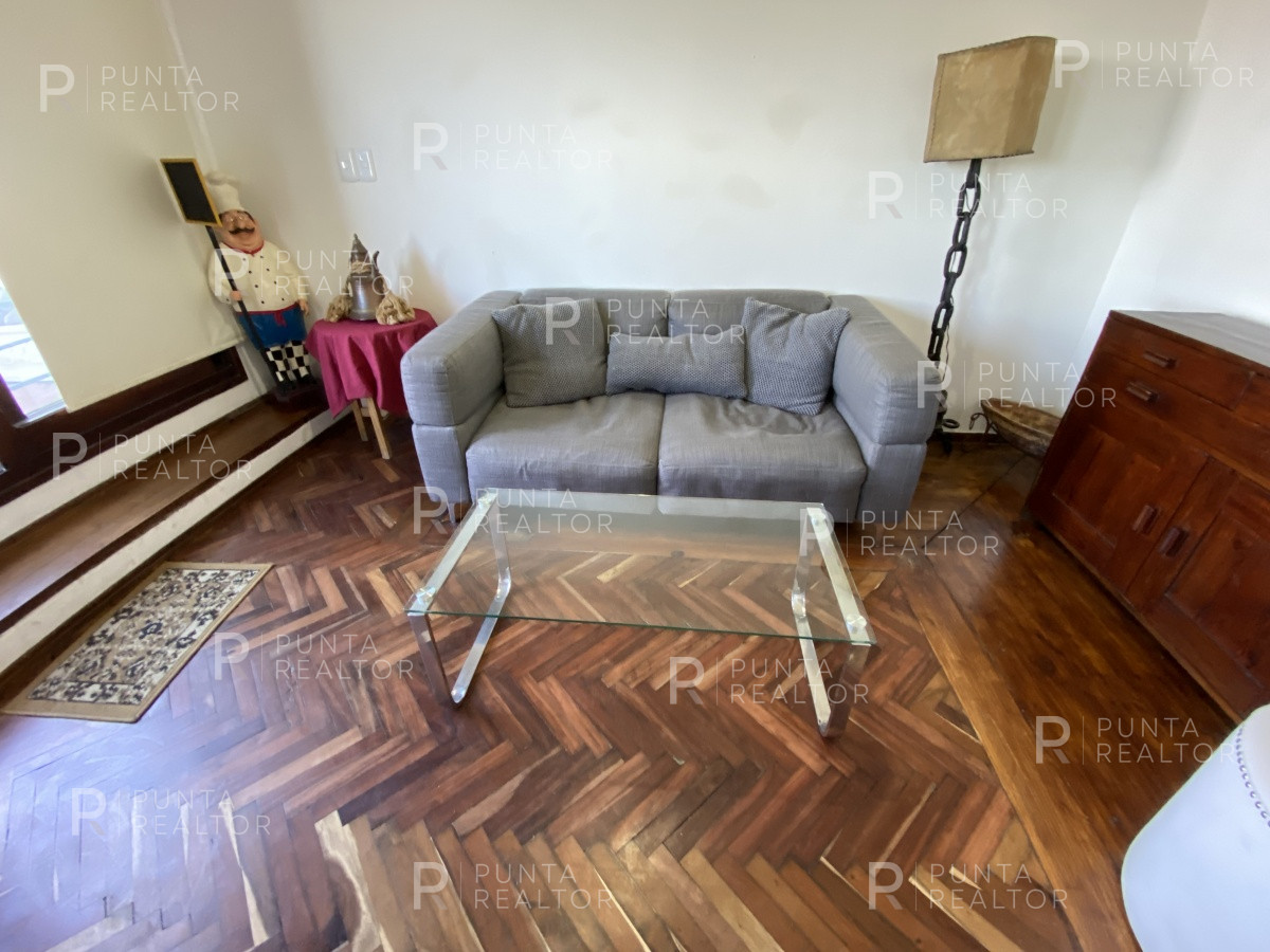 Casa ID.828 - Casa en alquiler 3 dormitorios, 2 suites, servicio, barbacoa, jardines, Montevideo Uruguay