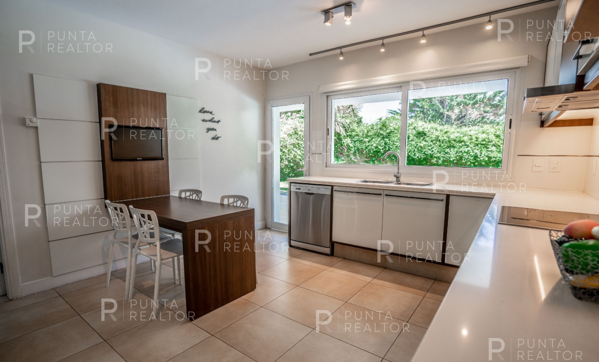 Casa ID.622 - Casa en venta 4 dormitorios, Boulevard Park, Playa Mansa, Punta del Este, Uruguay