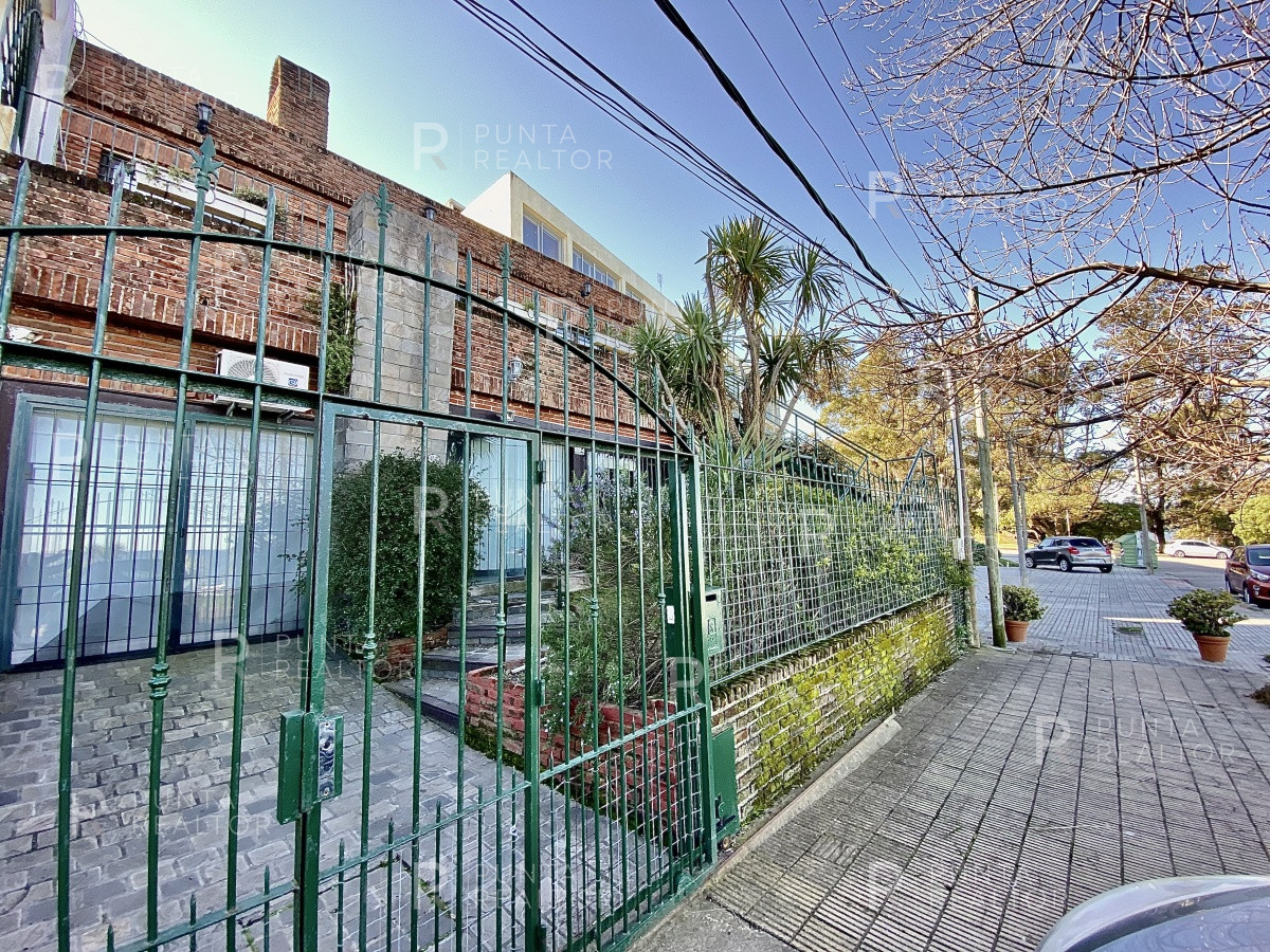 Casa ID.828 - Casa en alquiler 3 dormitorios, 2 suites, servicio, barbacoa, jardines, Montevideo Uruguay