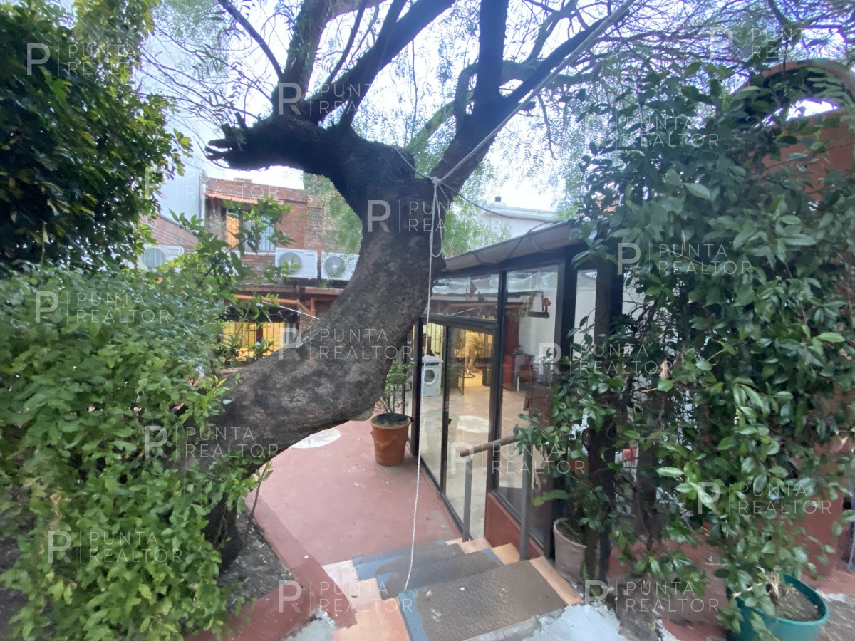 Casa ID.828 - Casa en alquiler 3 dormitorios, 2 suites, servicio, barbacoa, jardines, Montevideo Uruguay