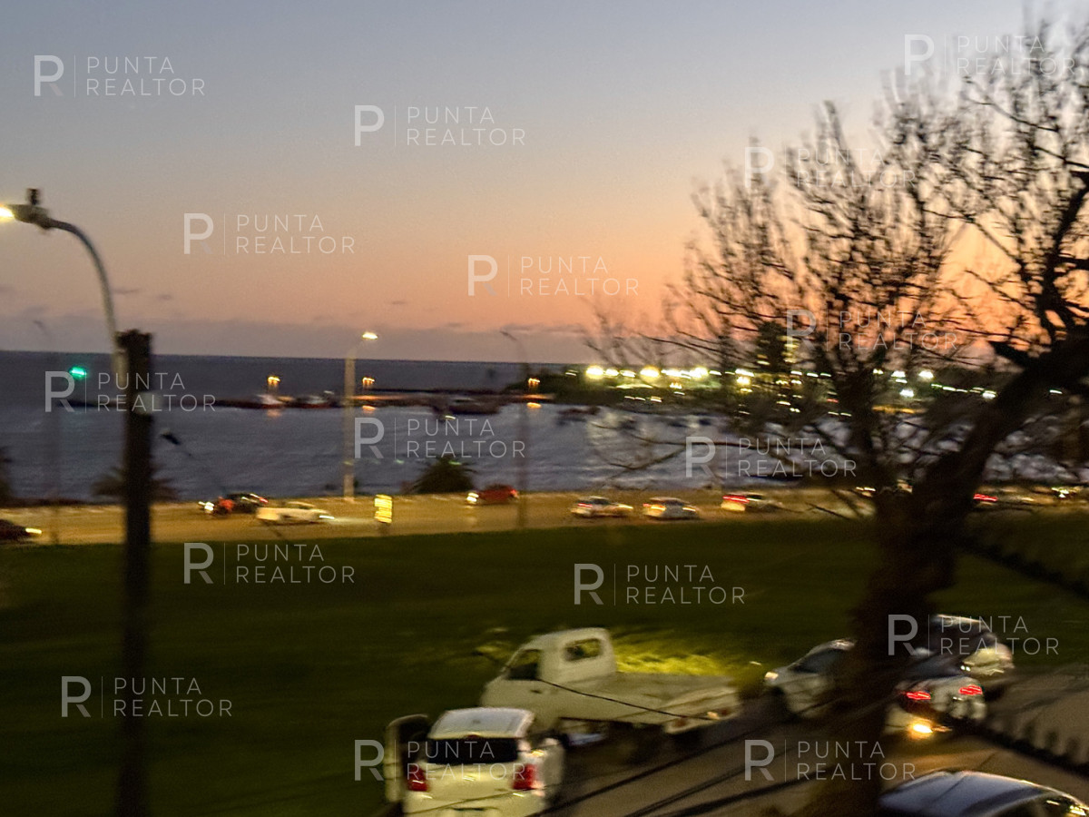 Casa ID.828 - Casa en alquiler 5 dormitorios, 3 suites, servicio, barbacoa, jardines, Montevideo Uruguay