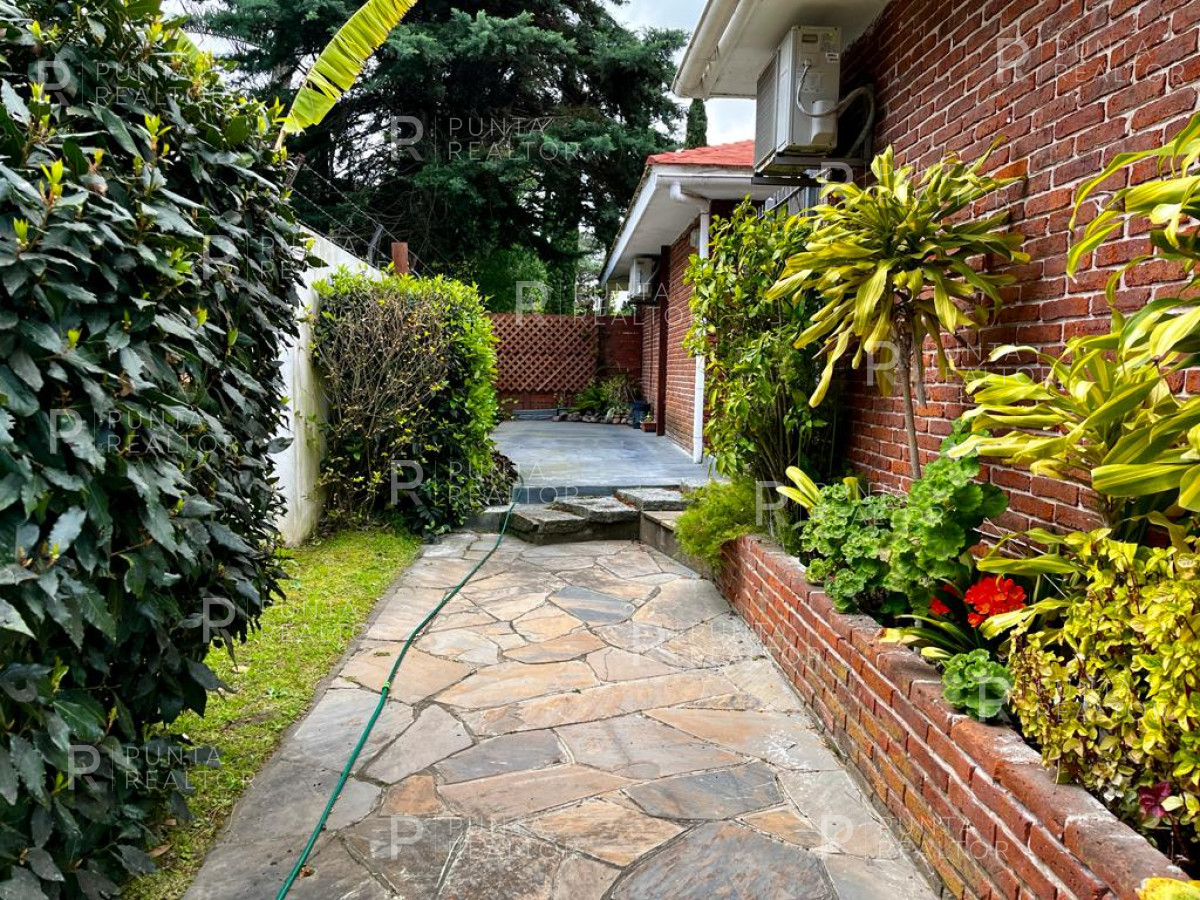 Casa ID.2454 - Casa Alquiler, 3 Dormitorios, Pileta climatizada, Playa Mansa, Punta del Este, Uruguay