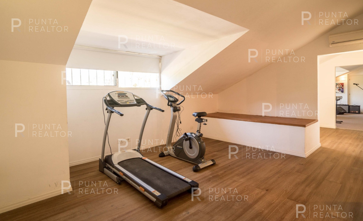 Casa ID.570 - Casa venta 6 dormitorios, Playa Mansa, Punta del Este, Uruguay