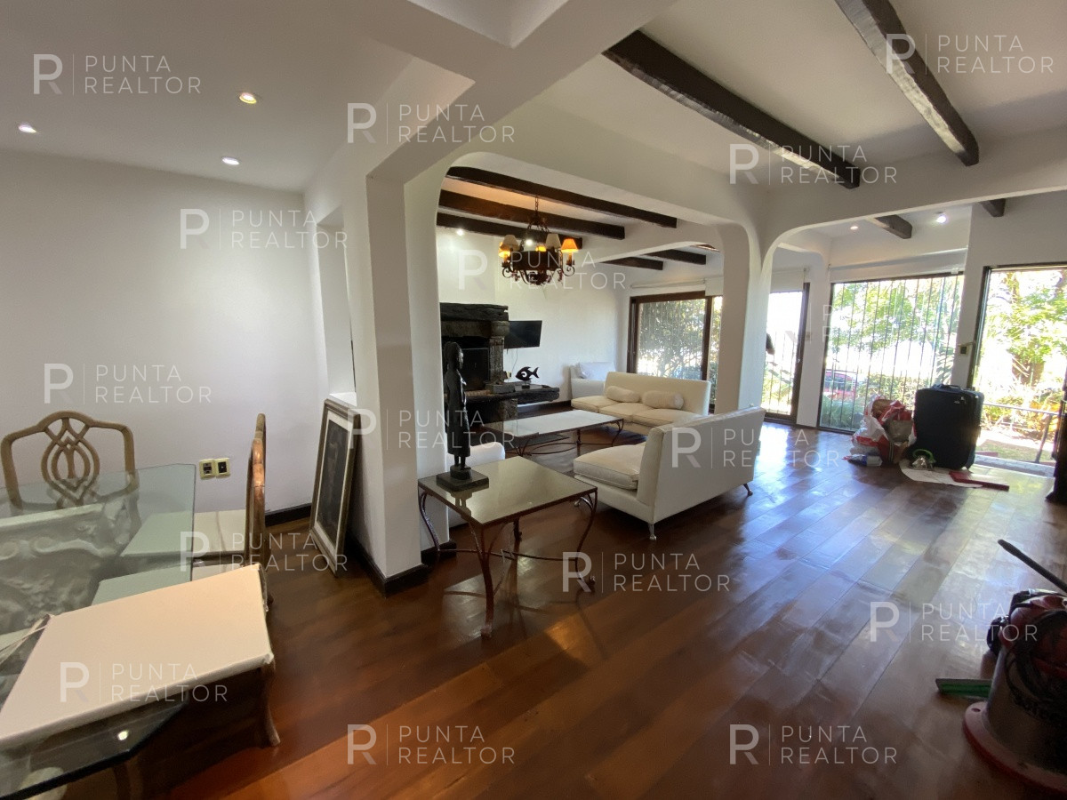 Casa ID.828 - Casa en alquiler 3 dormitorios, 2 suites, servicio, barbacoa, jardines, Montevideo Uruguay