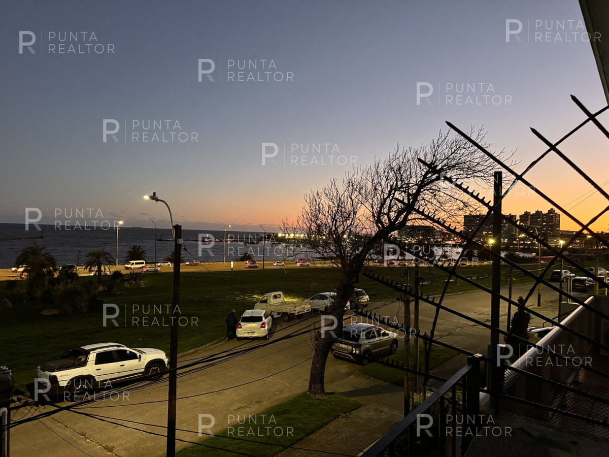 Casa ID.828 - Casa en alquiler 5 dormitorios, 3 suites, servicio, barbacoa, jardines, Montevideo Uruguay