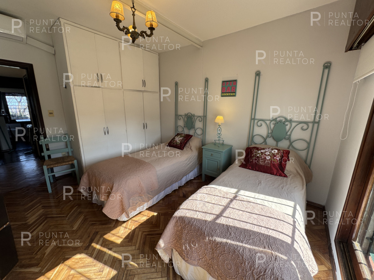 Casa ID.828 - Casa en alquiler 5 dormitorios, 3 suites, servicio, barbacoa, jardines, Montevideo Uruguay