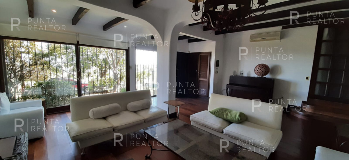 Casa ID.828 - Casa en alquiler 3 dormitorios, 2 suites, servicio, barbacoa, jardines, Montevideo Uruguay