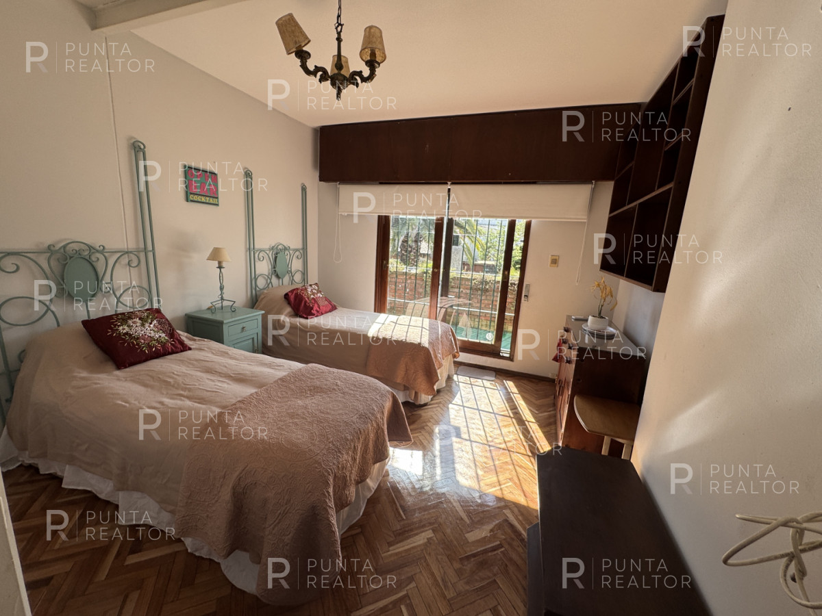 Casa ID.828 - Casa en alquiler 5 dormitorios, 3 suites, servicio, barbacoa, jardines, Montevideo Uruguay