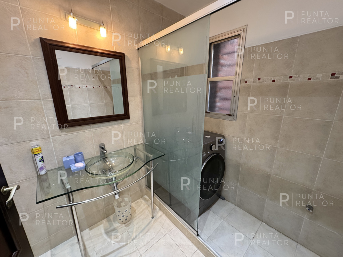 Casa ID.828 - Casa en alquiler 5 dormitorios, 3 suites, servicio, barbacoa, jardines, Montevideo Uruguay