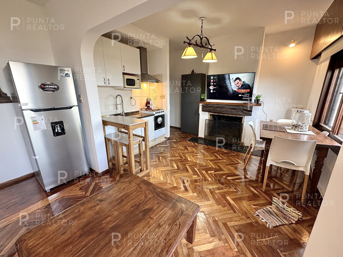 Casa ID.828 - Casa en alquiler 5 dormitorios, 3 suites, servicio, barbacoa, jardines, Montevideo Uruguay