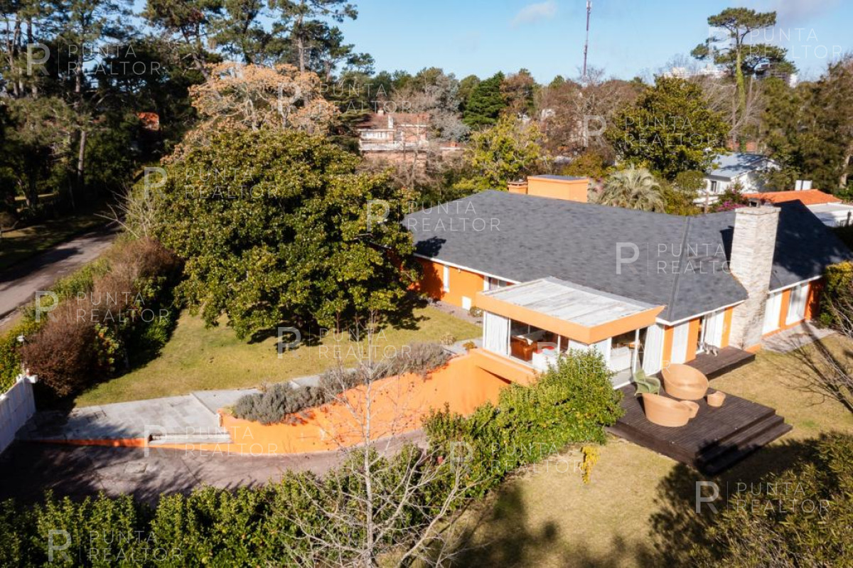 Casa ID.1199 - Excelente casa en alquiler anual 5 dormitorios y pileta climatizada, Punta del Este, Uruguay