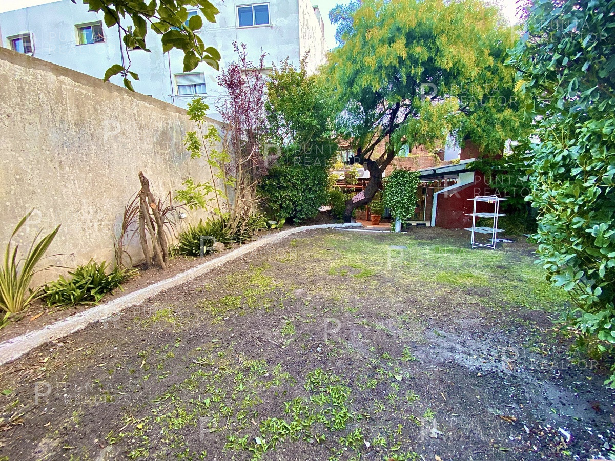 Casa ID.828 - Casa en alquiler 3 dormitorios, 2 suites, servicio, barbacoa, jardines, Montevideo Uruguay