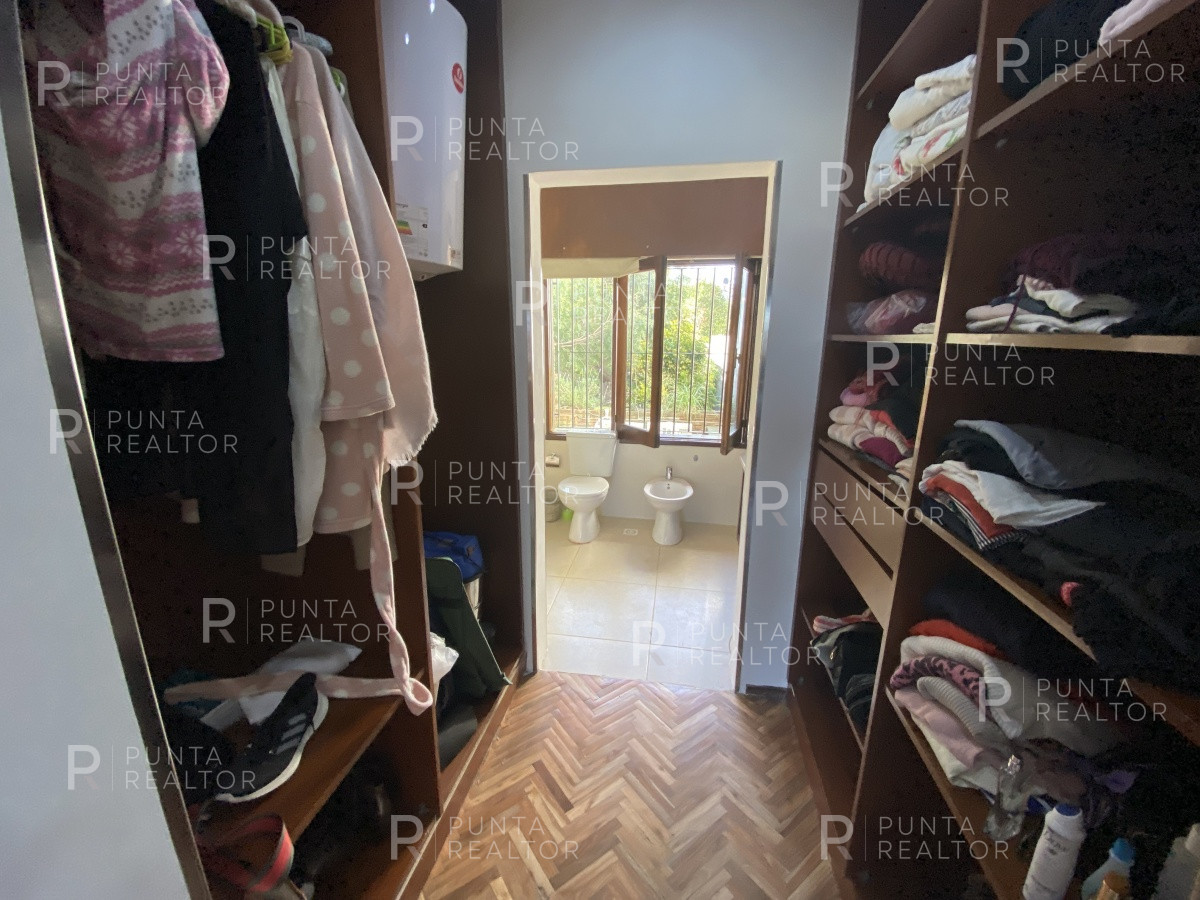 Casa ID.828 - Casa en alquiler 3 dormitorios, 2 suites, servicio, barbacoa, jardines, Montevideo Uruguay