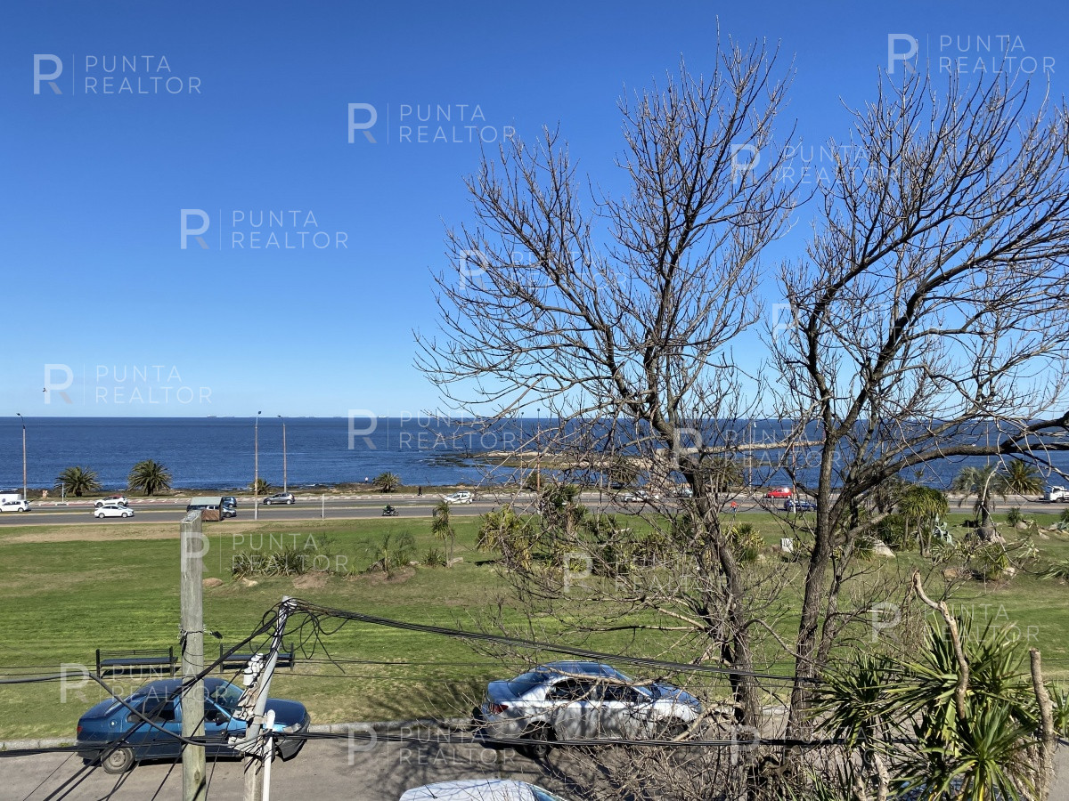 Casa ID.828 - Casa en alquiler 3 dormitorios, 2 suites, servicio, barbacoa, jardines, Montevideo Uruguay