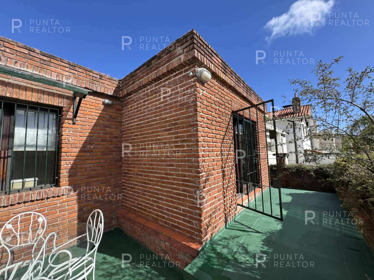 Casa ID.828 - Casa en alquiler 5 dormitorios, 3 suites, servicio, barbacoa, jardines, Montevideo Uruguay