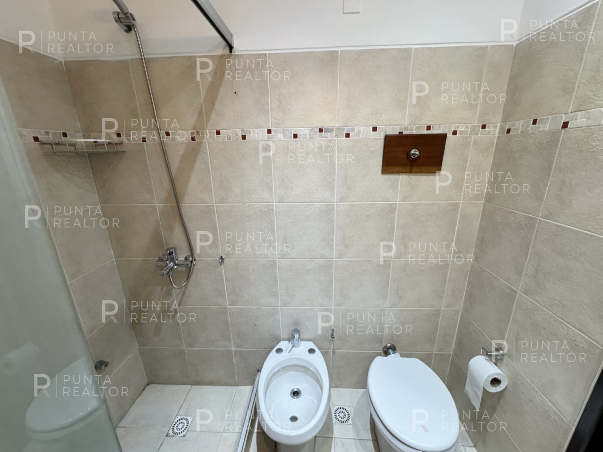 Casa ID.828 - Casa en alquiler 5 dormitorios, 3 suites, servicio, barbacoa, jardines, Montevideo Uruguay