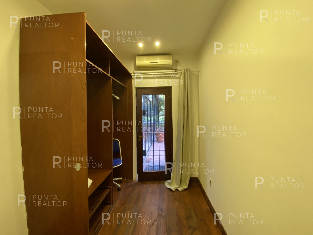 Casa ID.828 - Casa en alquiler 3 dormitorios, 2 suites, servicio, barbacoa, jardines, Montevideo Uruguay