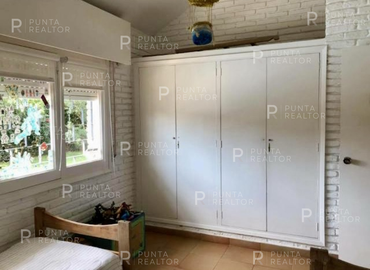 Casa ID.131 - Las Delicias, casa de dos dormitorios para 7 personas, 2 dormitorios y servicio, jardín, parrillero techado. cochera, a 3 cuadras de la playa