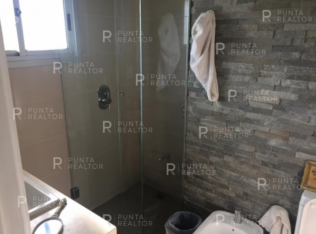 Casa ID.131 - Las Delicias, casa de dos dormitorios para 7 personas, 2 dormitorios y servicio, jardín, parrillero techado. cochera, a 3 cuadras de la playa